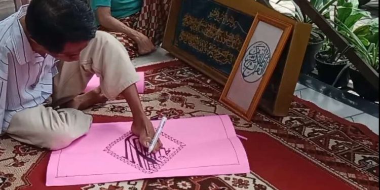 Ketika Kaki Menggurat Makna: Perjalanan Seorang Seniman Tanpa Tangan