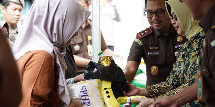 Kejaksaan Tinggi Banten Memeriahkan Bulan Suci Ramadhan dengan Bazar, Bakti Sosial, dan Berbagi Takjil