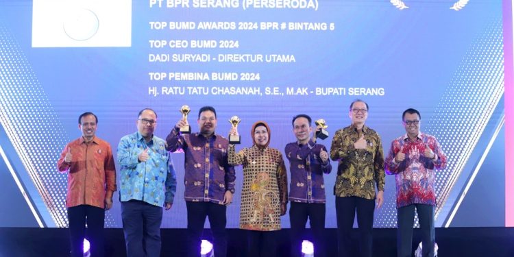 Bupati Serang Kembali Raih Penghargaan dari Majalah Top Business atas Dedikasinya Membina BUMD