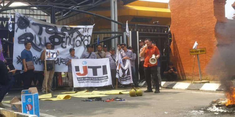 Puluhan Jurnalis di Serang Banten Gelar Aksi Tolak RUU Penyiaran
