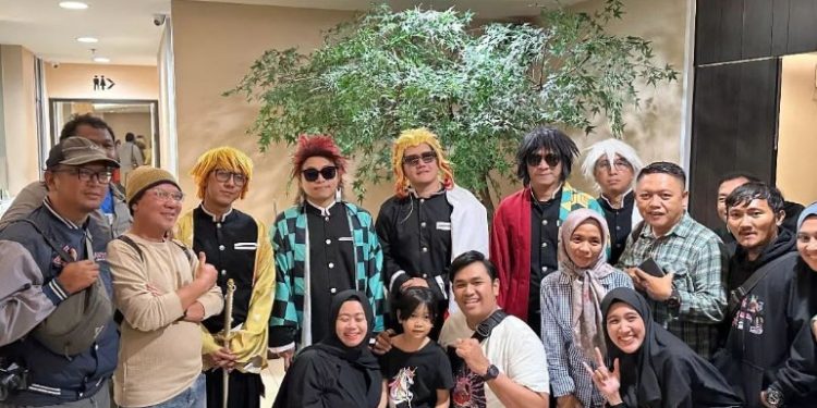 J-Rocks Sukses Hibur Ribuan Pengunjung TangCity Mall Pakai Cosplay 