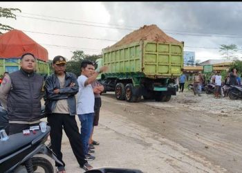 Puluhan Warga Pancalaksana dan Kemanisan Tutup Paksa Galian Tanah Ilegal