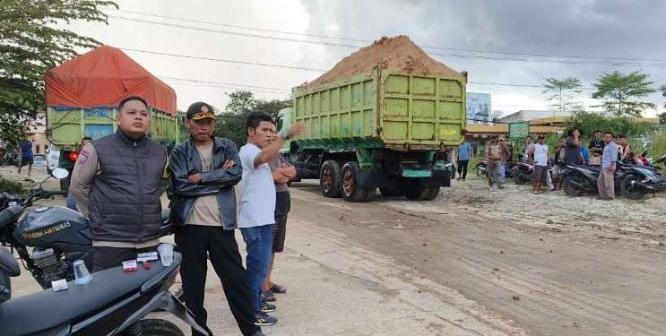 Puluhan Warga Pancalaksana dan Kemanisan Tutup Paksa Galian Tanah Ilegal