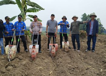 Dua Bersaudara dari Desa Ranca Sumur, Kopo, Abidin dan Wahyu Ciptakan Lapangan Kerja Melalui Sektor Pertanian