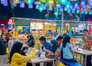 Pesta Kuliner Di Bawah Cahaya Lampion Bunga di Taman Raya Tangerang