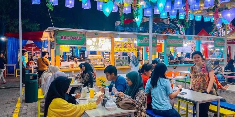 Pesta Kuliner Di Bawah Cahaya Lampion Bunga di Taman Raya Tangerang