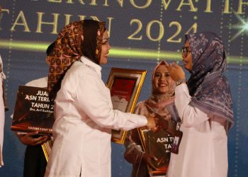 Bupati Serang Ratu Tatu Chasanah Beri Penghargaan ASN Berprestasi dan Inovatif
