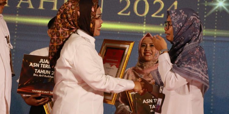 Bupati Serang Ratu Tatu Chasanah Beri Penghargaan ASN Berprestasi dan Inovatif