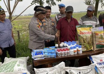 Dukung Ketahanan Pangan, Kapolres Serang Beri Bantuan Benih Padi dan Pupuk untuk Kelompok Tani di Desa Koper