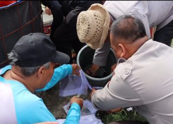 Polsek Ciruas Gelar Panen Perdana Budidaya Lele Bioflok, Bagikan 195 Kilogram Hasil Panen ke Warga