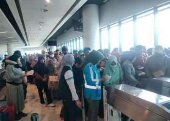 Ratusan Pemudik Pejalan Kaki di Pelabuhan Merak Protes, Keluhkan Ketidaktertiban Antrean