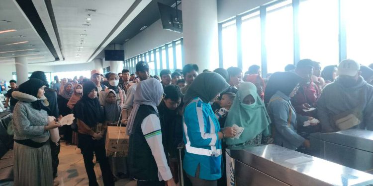 Ratusan Pemudik Pejalan Kaki di Pelabuhan Merak Protes, Keluhkan Ketidaktertiban Antrean