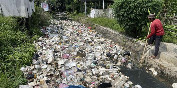 Perilaku Buruk Warga Tirtayasa, Sungai Dipenuhi Sampah Rumah Tangga dan Styrofoam