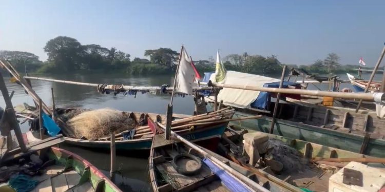 Bukan Hanya Ikan Mati, Limbah Sungai Ciujung Juga Membunuh Perahu Nelayan