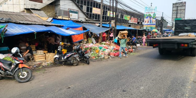Tumpukan Sampah Menggunung di Pasar Ciruas, Warga Desak Bupati Serang Segera Bertindak