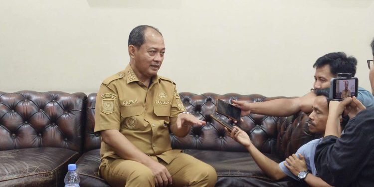 Wabup Najib Berkelakar Soal Seleksi Sekda: “Punya Kumis Tipis dan Bisa Masak”