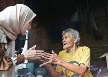 Dinding Bilik, Lantai Tanah, dan Air Mata Seorang Bupati