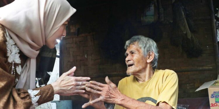 Dinding Bilik, Lantai Tanah, dan Air Mata Seorang Bupati