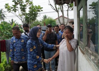 Bupati Serang Ratu Zakiyah Tengok Korban Puting Beliung di Desa Bojongpandan Tunjungteja