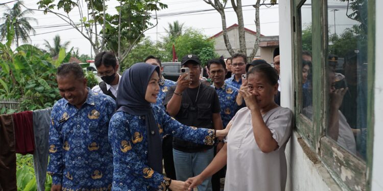 Bupati Serang Ratu Zakiyah Tengok Korban Puting Beliung di Desa Bojongpandan Tunjungteja