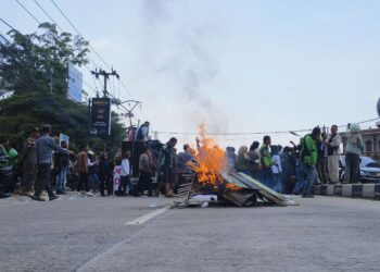 Protes Truk ODOL, Warga Kramatwatu Gelar Aksi dan Blokir Jalan Raya