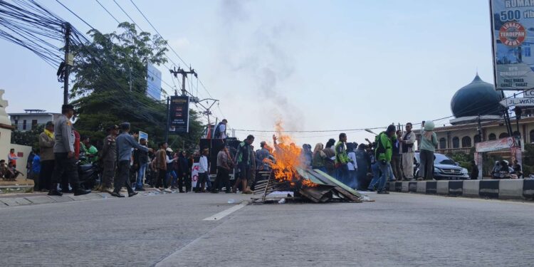Protes Truk ODOL, Warga Kramatwatu Gelar Aksi dan Blokir Jalan Raya