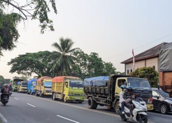 Bupati Serang Murka! Truk-Truk Raksasa Bikin Macet dan Berdebu di Bojonegara, Siap Tindak Tegas Pelanggar!