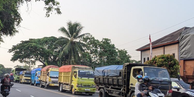Bupati Serang Murka! Truk-Truk Raksasa Bikin Macet dan Berdebu di Bojonegara, Siap Tindak Tegas Pelanggar!