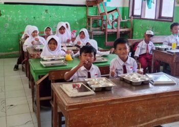 Ratusan Pelajar Sambut Antusias Program Makanan Bergizi Polres Serang