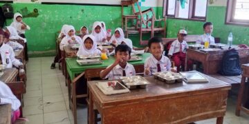 Ratusan Pelajar Sambut Antusias Program Makanan Bergizi Polres Serang