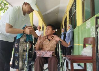 Digendong Setiap Hari, Mahdi Bocah Lumpuh Ini Kini Punya Kursi Roda untuk Sekolah