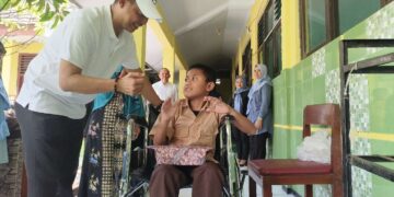 Digendong Setiap Hari, Mahdi Bocah Lumpuh Ini Kini Punya Kursi Roda untuk Sekolah