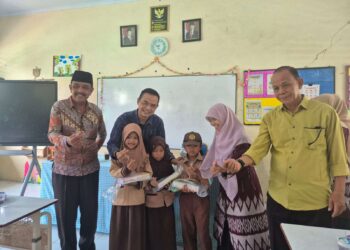 Dukung Semangat Belajar, Dindikbud Serang Bagikan Ratusan Paket Alat Tulis