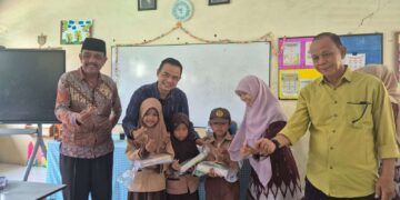 Dukung Semangat Belajar, Dindikbud Serang Bagikan Ratusan Paket Alat Tulis