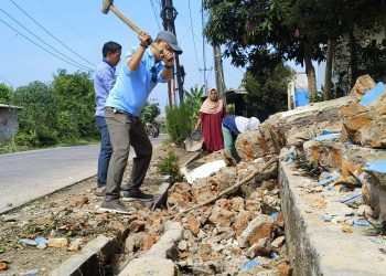 Tembok SDN Pabuaran Ambruk, Warga Kompak Gotong Royong Bersihkan Puing