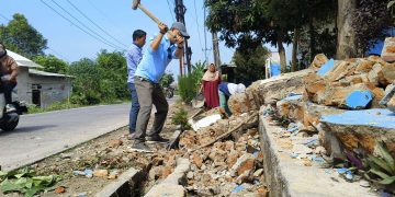 Tembok SDN Pabuaran Ambruk, Warga Kompak Gotong Royong Bersihkan Puing